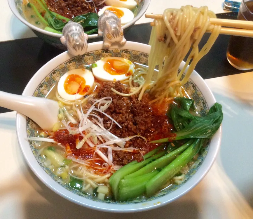 Snapdishの料理写真:お家で作る痺れる担々麺 スープはあっさり練りゴマたっぷりですが肉味噌溶かすと真っ赤に変身します|Takeshi  Nagakiさん