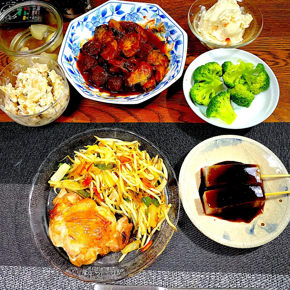 鶏モモ肉のニンニク醤油焼き、野菜炒め、味噌田楽ポテトサラダ、茄子とミートボールのトマト煮、常備菜、漬物|yakinasuさん