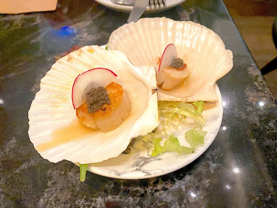 Seared Hokkaido jumbo scallops with black truffle sauce|skyblueさん