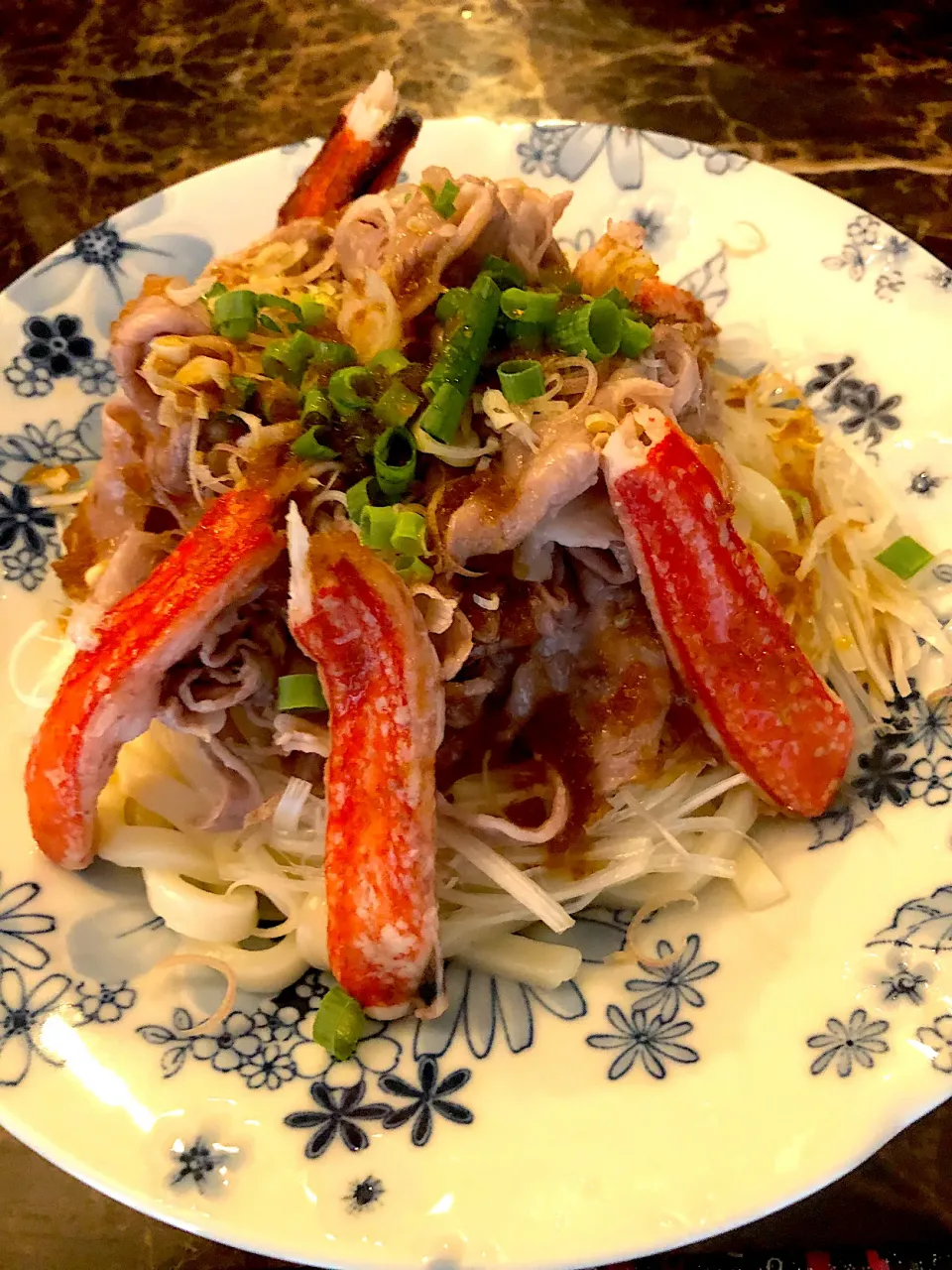 Snapdishの料理写真:霜降り和牛と蟹🦀の冷やしうどん。柚醤油ダレで……白髪ネギをふんだんに‼️|💍ごはん🍚さん