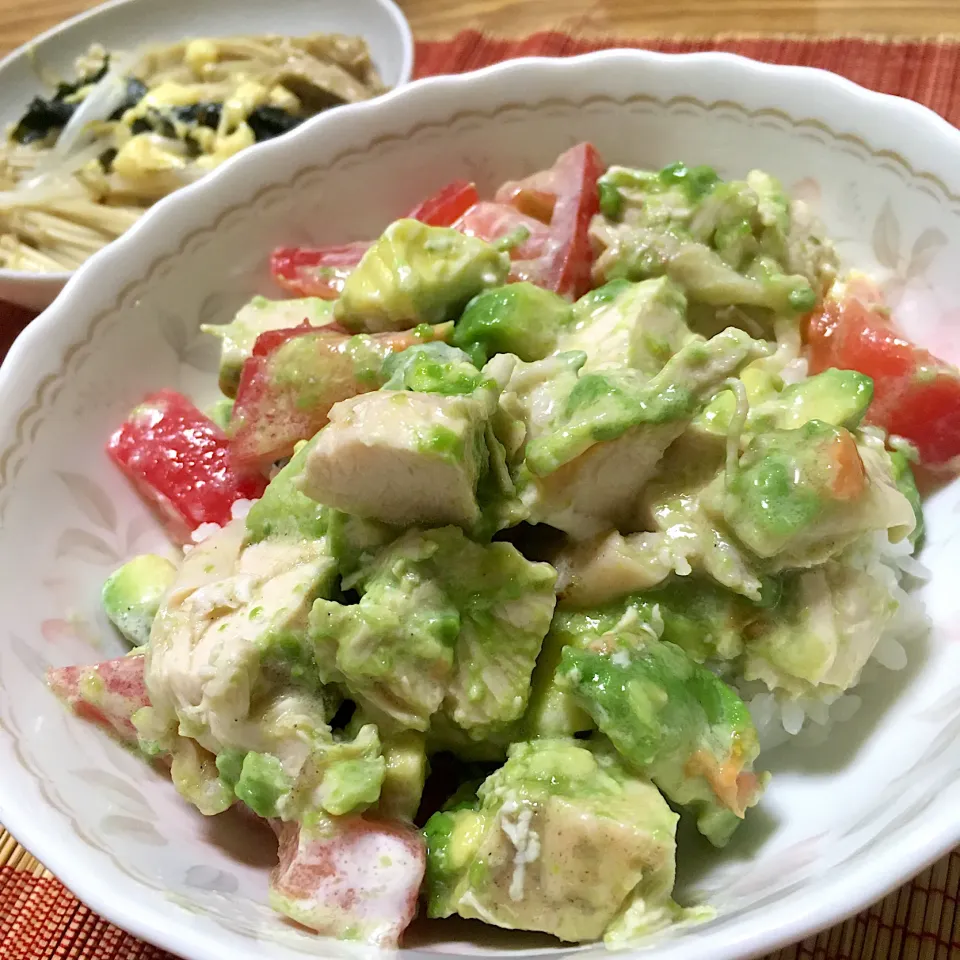 2021/08/24 アボカドチキン丼、エノキの玉子豆腐あえ|kykyさん