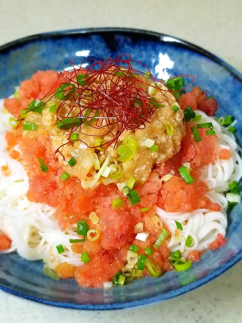 Snapdishの料理写真:冷凍トマトと肉味噌の素麺|ぱんだのままんさん