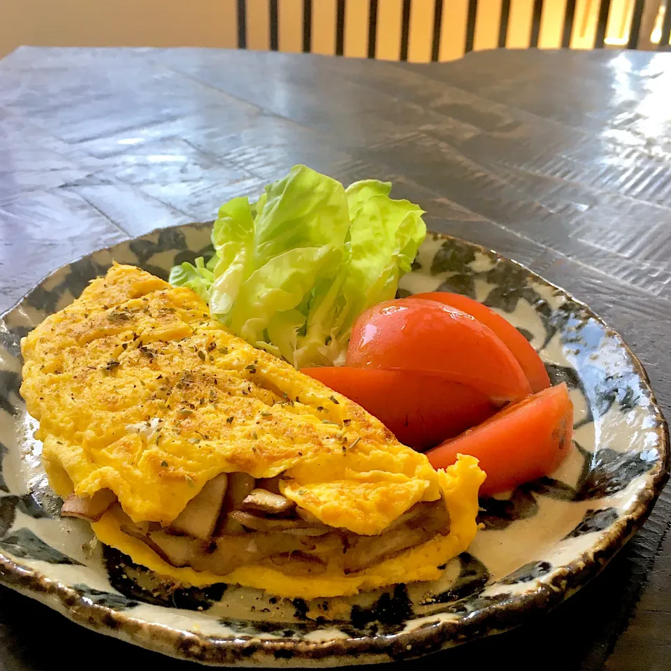 Snapdishの料理写真:溢れ椎茸オムレツ　至極の椎茸三昧　その一|イナコさん