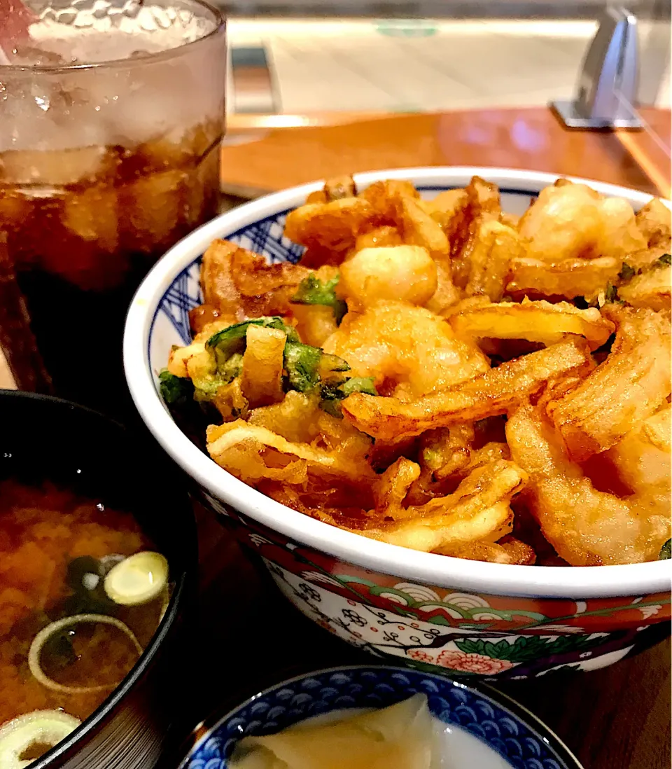 Snapdishの料理写真:波止場食堂「海老とホタテのかき揚げ丼」|minipicnicさん