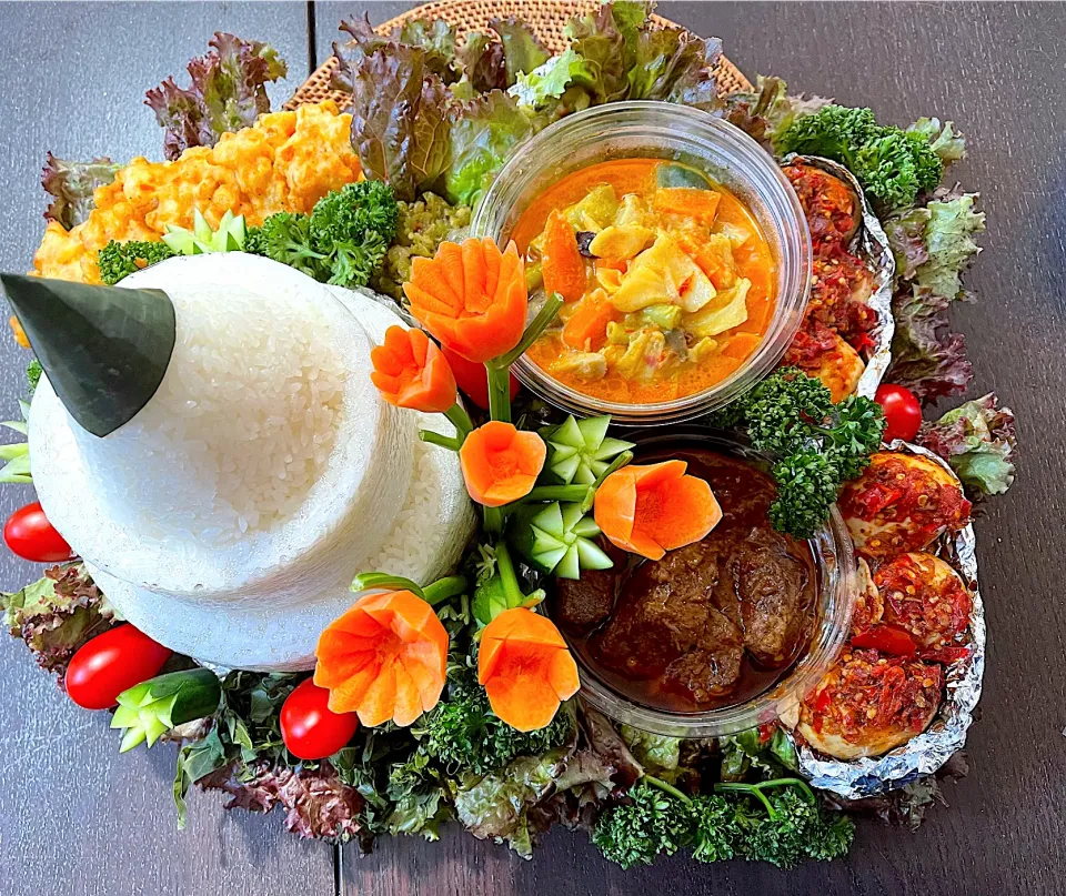 Nasi Padang tumpeng|yeni kartikasariさん