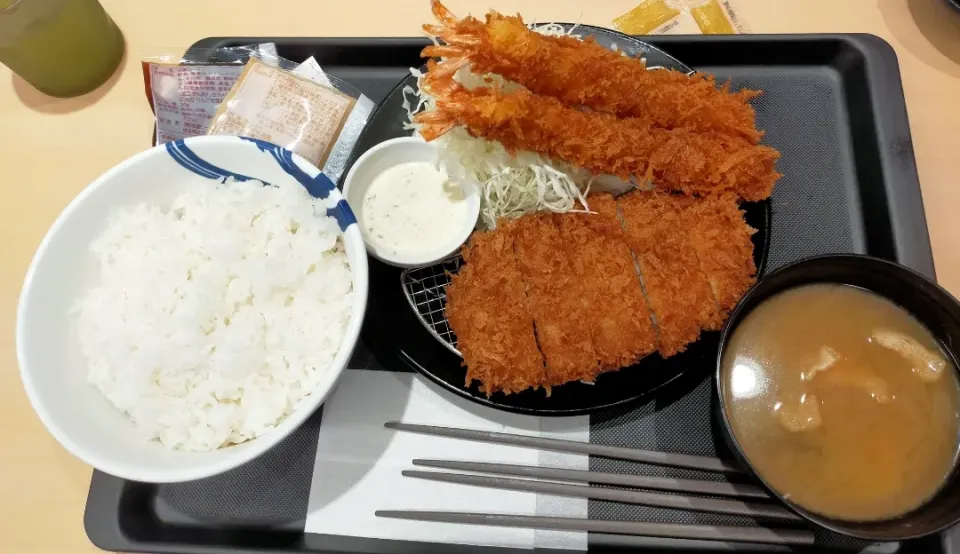 ロースカツ定食に海老フライトッピング🦐|フージさん