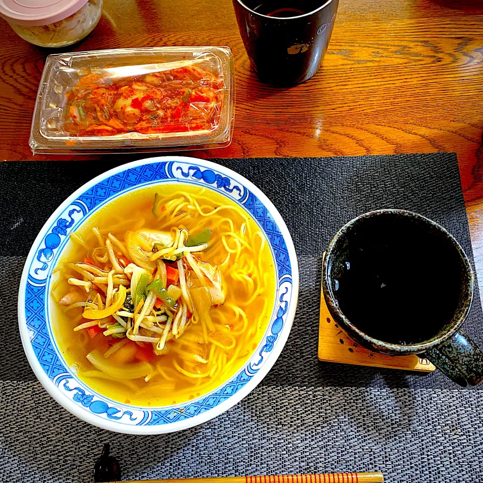 醤油豚骨ラーメン、キムチトッピング|yakinasuさん