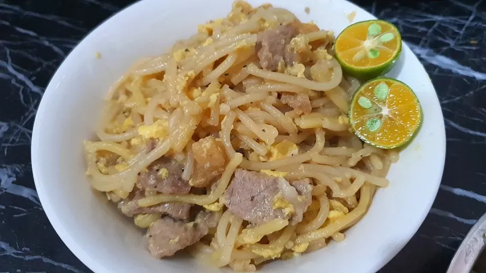 Pork noodles🤤😋🥰🤪🤪😁
Sliced pork Minced Garlic, 2 eggs chicken stock
Yellow & Thick noodles 
light spy sauce Sesame oil pepper + limes 
Quick & Simple Recip|🌷lynnlicious🌷さん