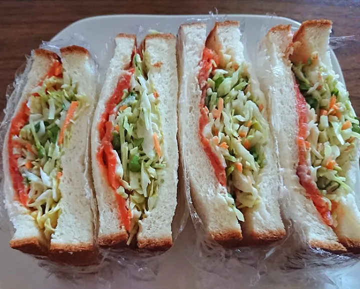 スモークサーモンと野菜のサンドイッチ|たつかばさん