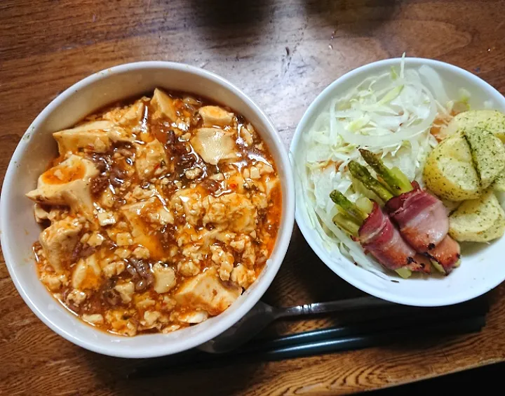 Snapdishの料理写真:麻婆丼
アスパラベーコンと
ポテトとサラダ|たつかばさん