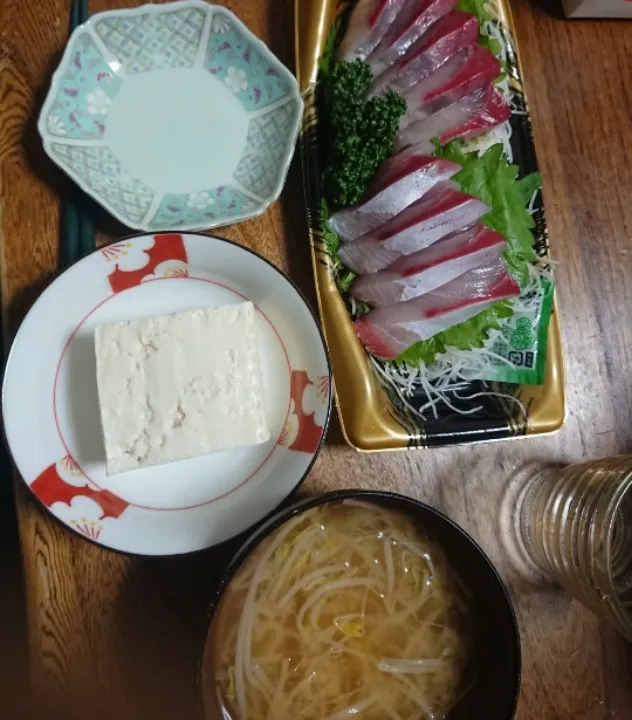 ぶりのお刺身
モヤシの味噌汁
冷奴|たつかばさん