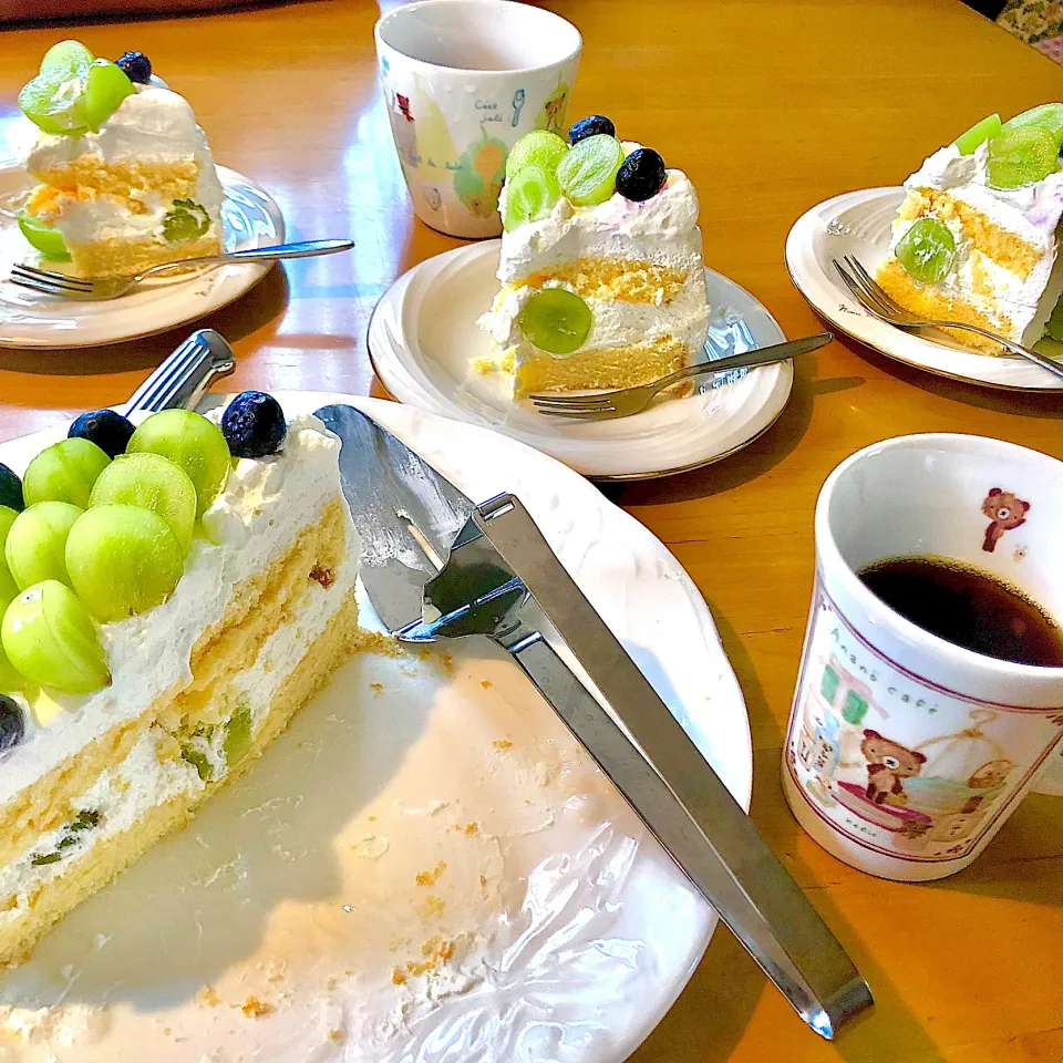 Snapdishの料理写真:シャインマスカットとブルーベリーのデコレーションケーキ　(切り分け)|さらっと🍀さん