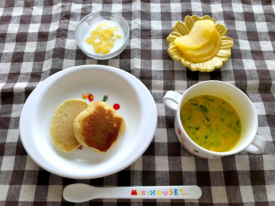 【離乳食】パンケーキ、鮭と野菜のスープ、りんご、ヨーグルト|sayaさん