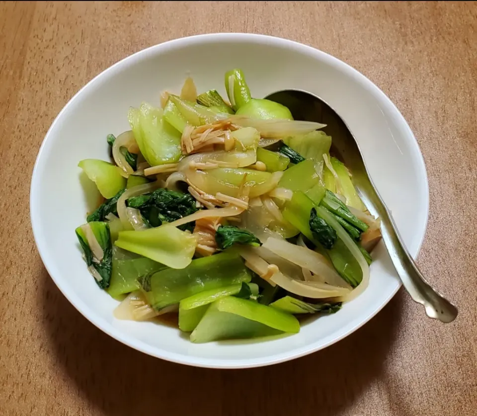 チンゲン菜と玉ねぎとキノコのオイスターソース炒め|ナナさん