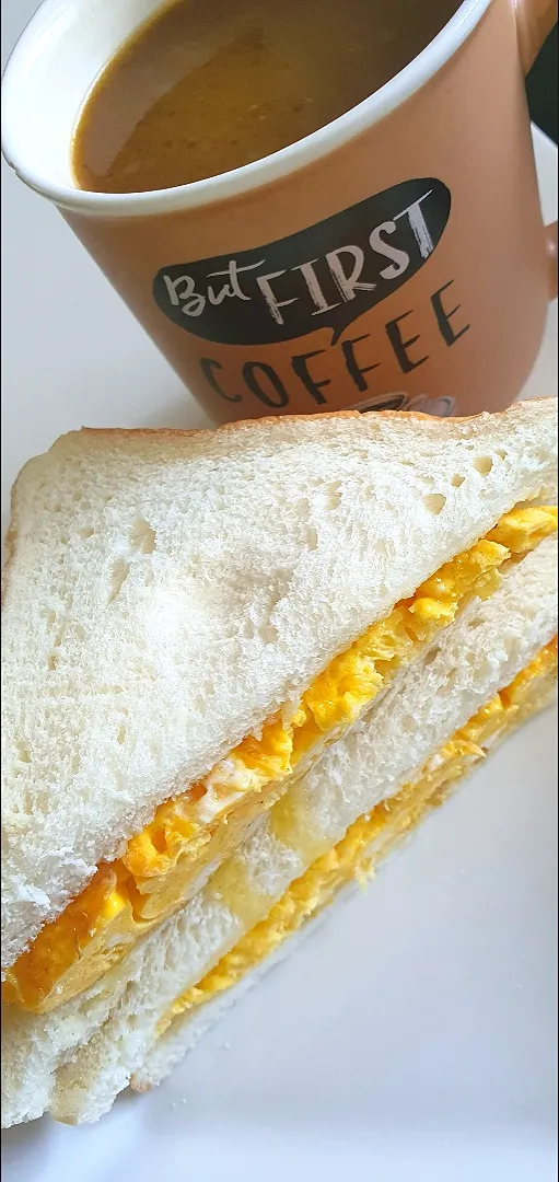 scrambled egg sandwich + coffee|🌷lynnlicious🌷さん