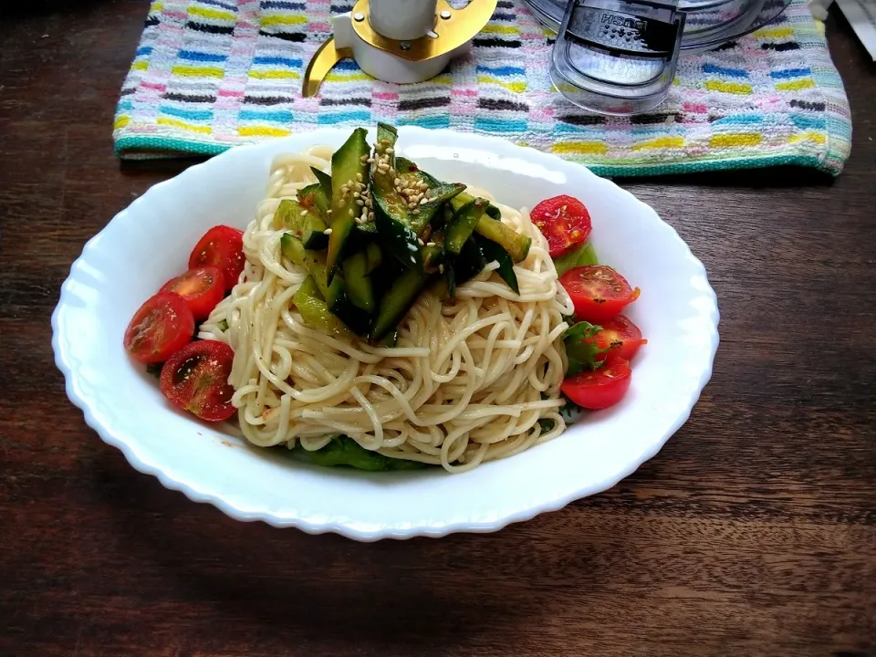 Snapdishの料理写真:ミツカンのごまだれサラダうどんのアレンジ、ひやむぎで作りました😊

きゅうりの即席キムチのせ、蒸し鶏がなかったの～🤣|にんにくと唐辛子が特に好き❤️(元シャリマー)さん