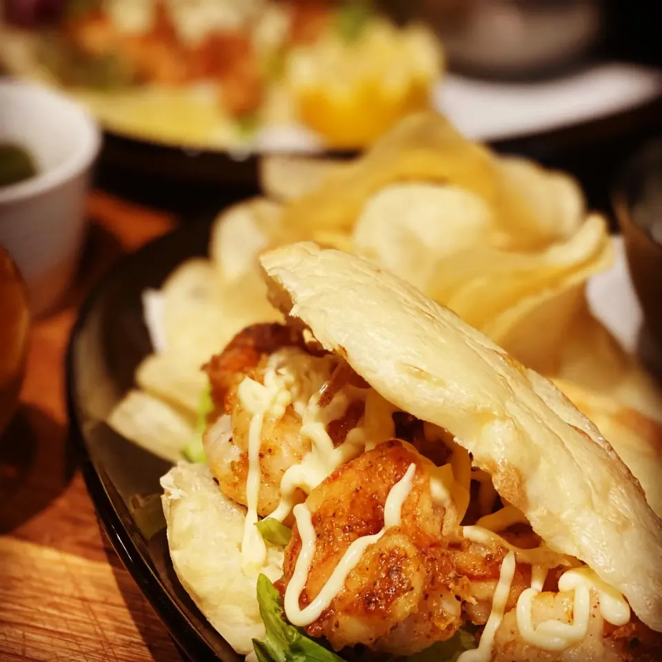 Lunch lunch lunch 
Hot Naan Po Boy 
Spicy Cajun Peeled Prawns with lemon 🍋 
With freshly made Coleslaw & pickled cucumber 
#poboy #naan #lunch #prawns #homecoo|Emanuel Hayashiさん