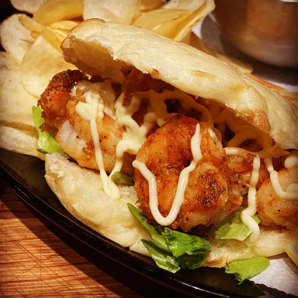 Lunch lunch lunch 
Hot Naan Po Boy 
Spicy Cajun Peeled Prawns with lemon 🍋 
With freshly made Coleslaw & pickled cucumber 
#poboy #naan #lunch #prawns #homecoo|Emanuel Hayashiさん