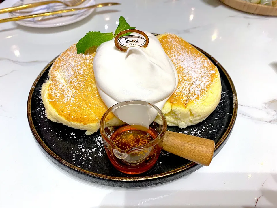 Snapdishの料理写真:Maple syrup and butter soufflé pancakes|skyblueさん