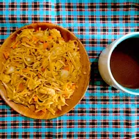 Snapdishの料理写真:Fried egg noodles 🍝 + natural green tea 🍵 #dietmeal #healthy #under400calories #delicious|ⓅⓊⓂ︎ⓅⓀⒾⓃさん