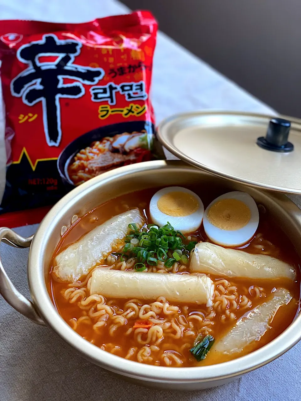 Snapdishの料理写真:ライスペーパートッポギ🇰🇷                                                 in辛ラーメン|なのこさん