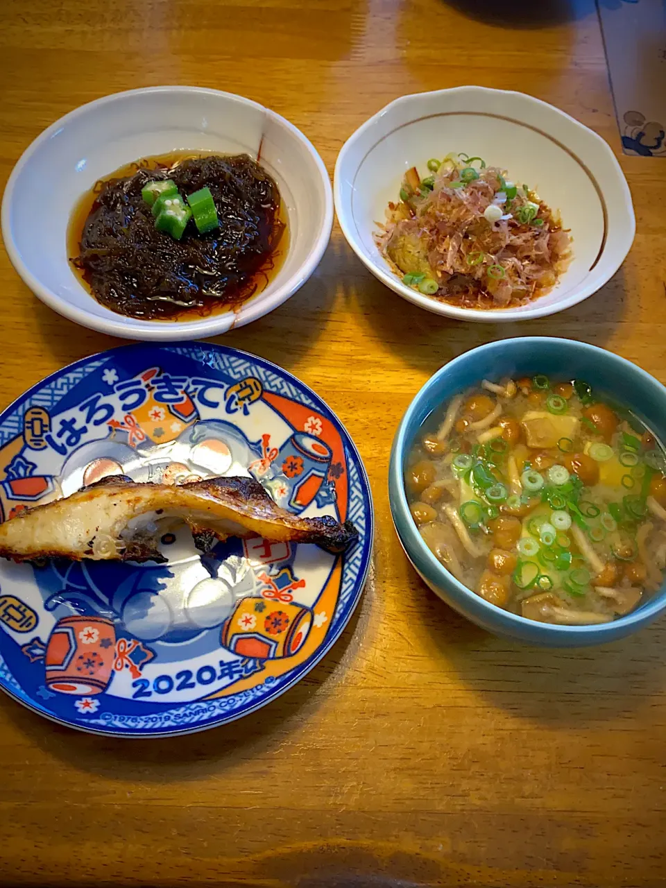 鯛の塩焼きと、もずくの酢の物と焼き茄子と、なめこと南瓜と豆腐の味噌汁|もえさん