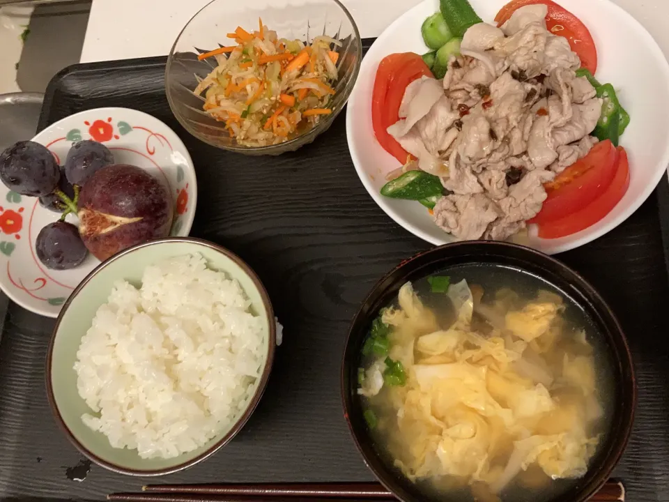 Snapdishの料理写真:豚しゃぶサラダ、しめじと卵のスープ|クラチさん