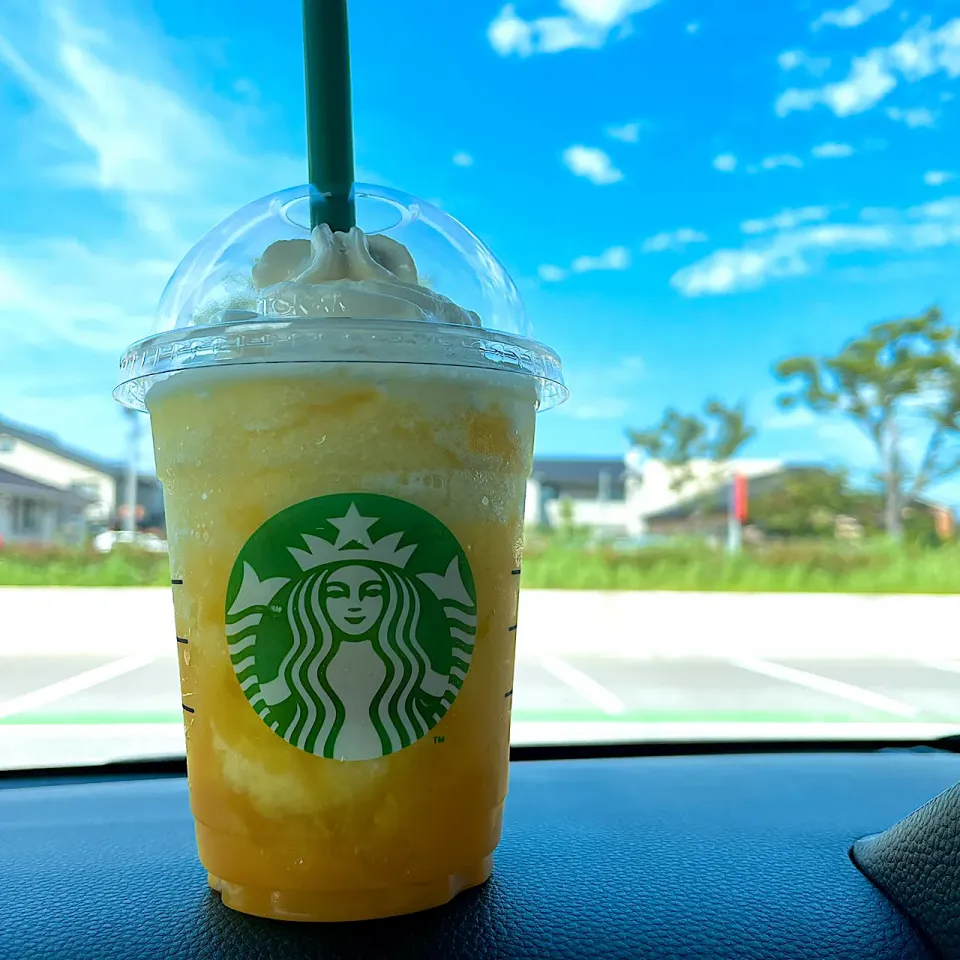 スタバにて パイナップルフラペチーノ🍍 今までの中で1番好きかも|sakiさん