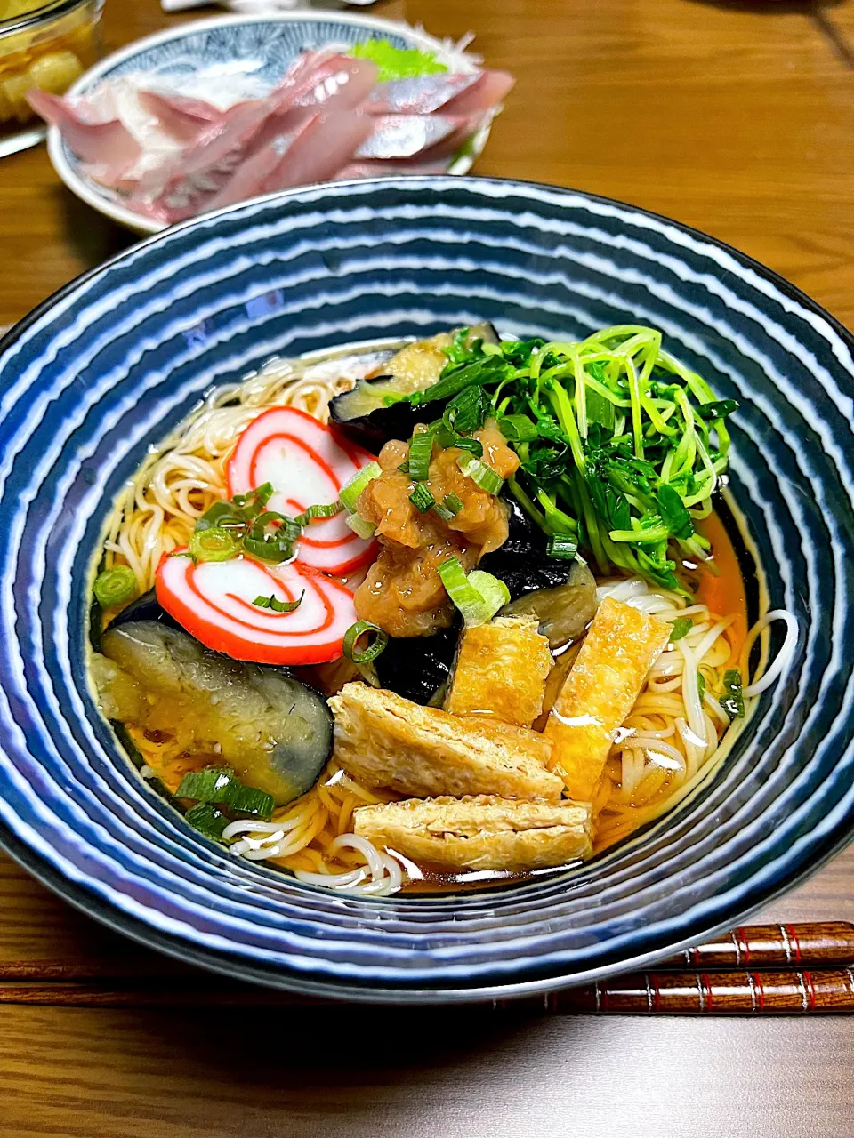 ぶっかけそうめん  揚げナス、豆苗、油揚、かまぼこ、梅 のせて！|sakiさん