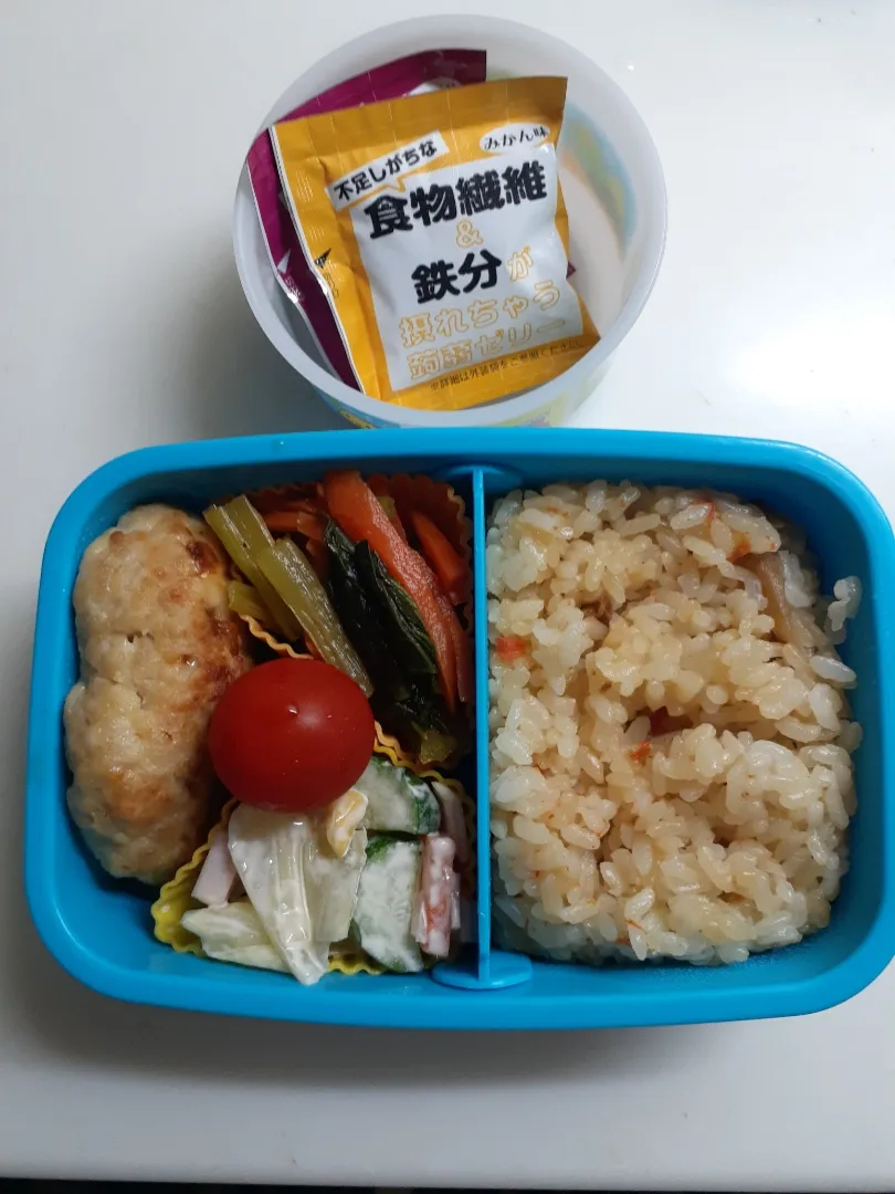 Snapdishの料理写真:☆小１弁当☆炊き込みご飯、小松菜お浸し、コールスロー、チーズハンバーグ、ミニトマト、蒟蒻ゼリー|ｼｮｺﾗさん