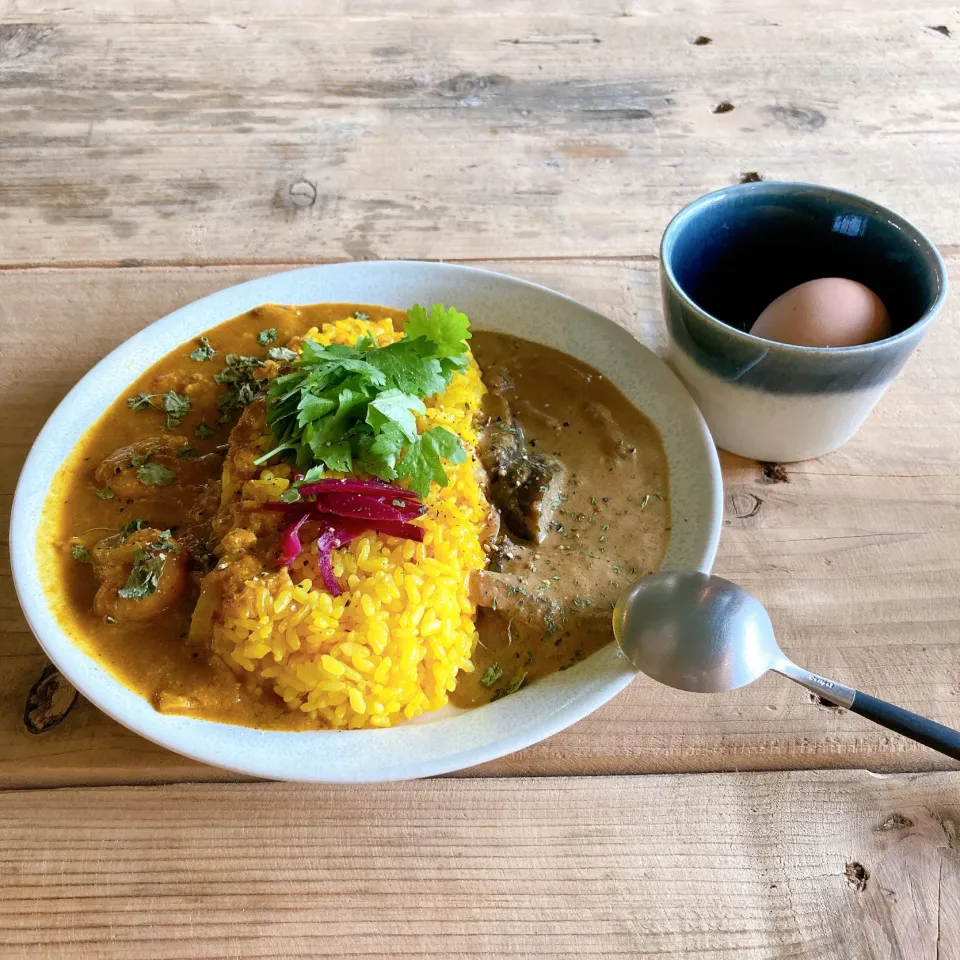 Snapdishの料理写真:バターシュリンプとココナッツなすカレーのあいがけ+ゆで卵🦐🥥🍆🍛🥚|ちゃみこさん