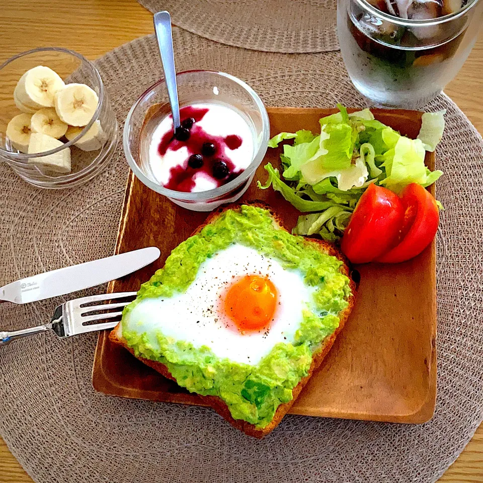 アボカドエッグトーストで朝食|ツインうさぎさん