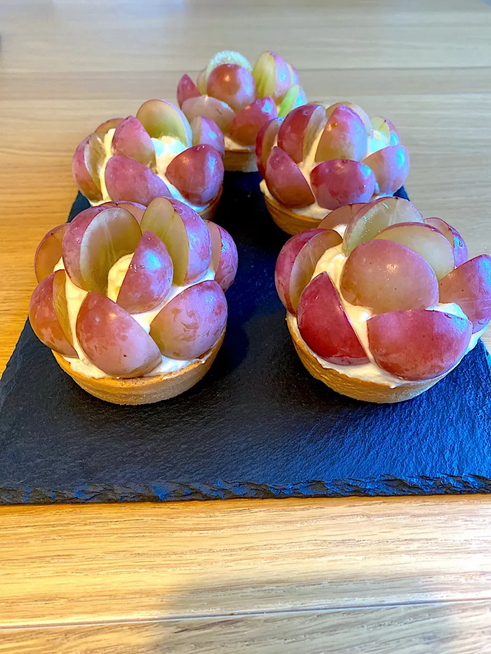 Queen Nina Grape Tarts|sirakorn owadaさん