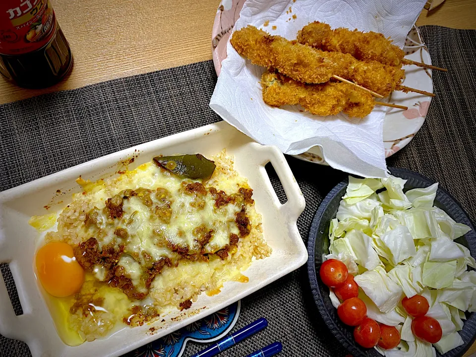 串カツ、焼きチーズカレー🍛、キャベツトマト🍅|1614さん