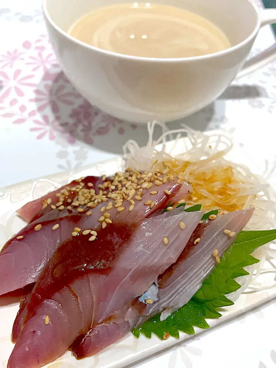 ハマチのカルパッチョもどきとお水でお味噌汁(具は沈んだね)(´°ω°)ﾁｰﾝ|舞さん