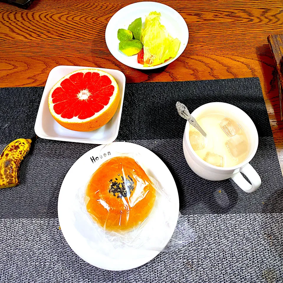 Snapdishの料理写真:8月 30日　朝ごはん　あんぱん、カフェオレ、グレープフルーツ、バナナ、アボカド|yakinasuさん