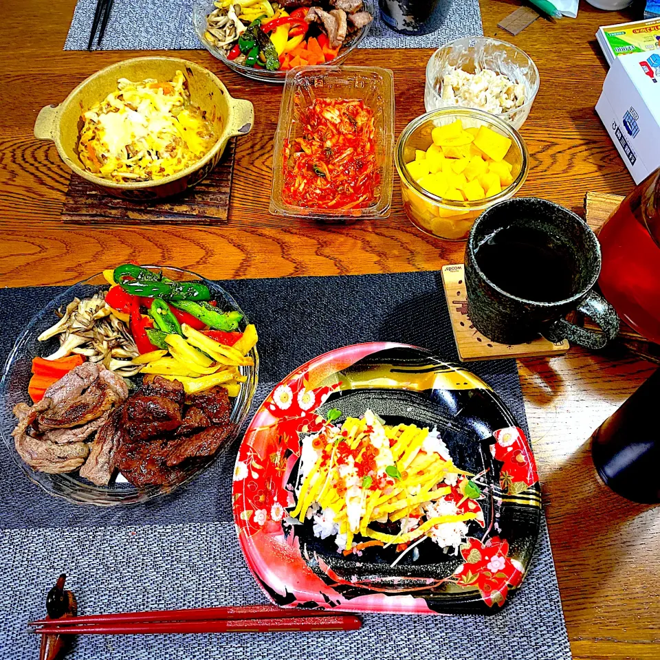 焼肉、舞茸バター炒め、パプリカ焼き、人参グラッセ、ちらし寿司の残り|yakinasuさん