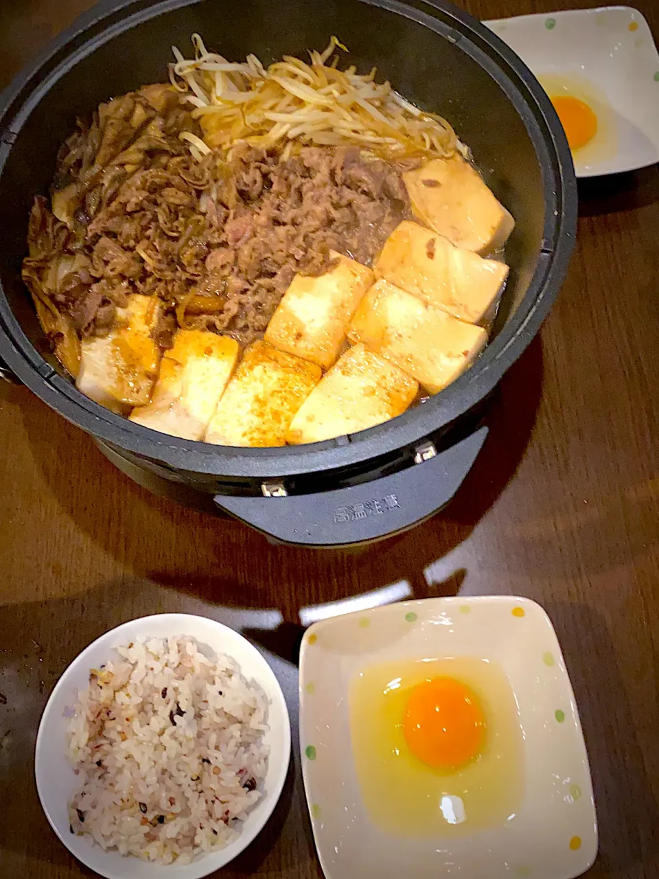 牛すき焼き🥘　舞茸　焼き豆腐　もやし　卵　十六穀ごはん　とうもろこしと大麦のお茶|ch＊K*∀o(^^*)♪さん