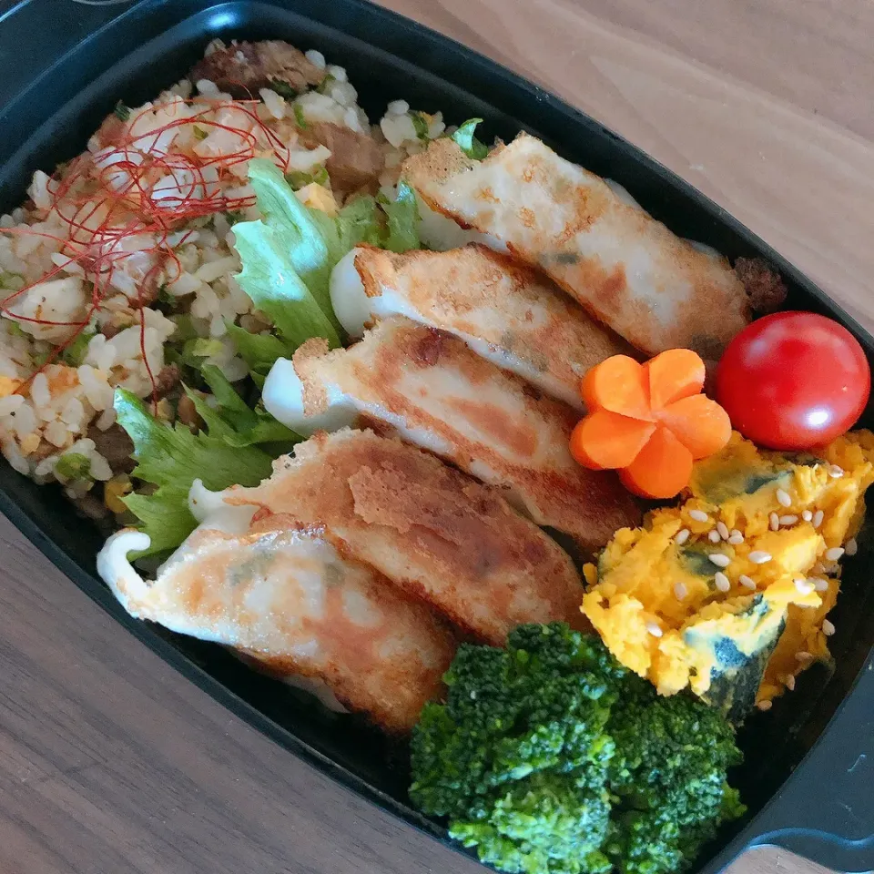 Snapdishの料理写真:炒飯餃子弁当|emichococo625さん