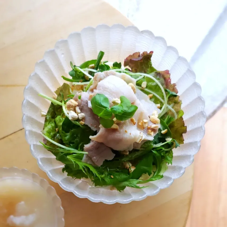 Snapdishの料理写真:胡麻油香る＊冷しゃぶサラダうどん＊ぶっかけみぞれスープ♪|mi_neneco♪さん