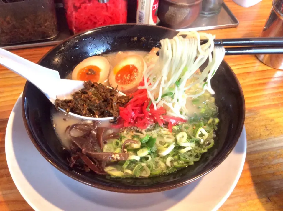 お外で麺活
草加駅近くの豚骨らーめん清水屋さんで昼ごはん。
スタンダードな博多ラーメンに青ネギ、煮卵トッピング。
替え玉後は、ゴマ、紅生姜、辛子高菜を入れて味変。(替え玉後のトッピング味変の写真)|Takeshi  Nagakiさん