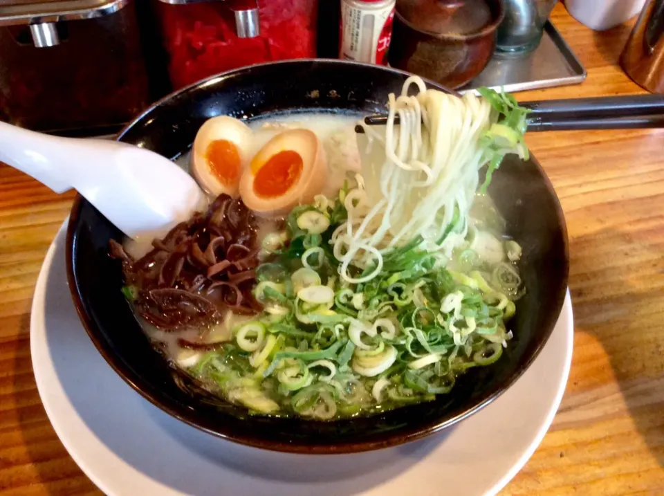 スタンダードな博多ラーメンに青ネギ、煮卵トッピング。(出てきた状態の写真)|Takeshi  Nagakiさん