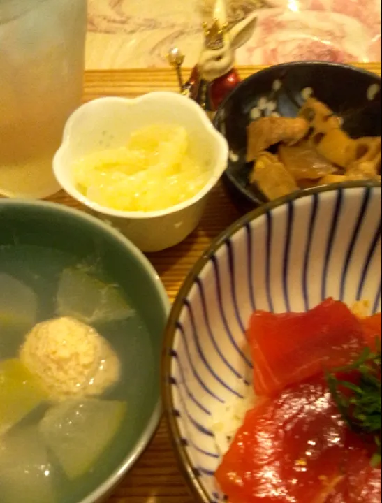 '21．8/31
鉄火丼と冬瓜と🐔ちゃん団子スープで晩ごはん😋|たえさん