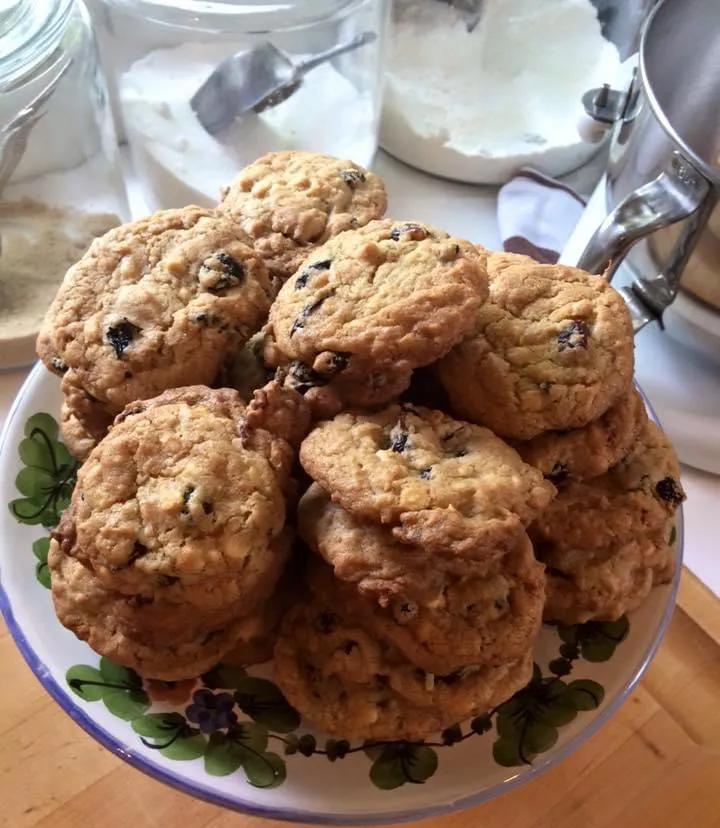 Freshly baked chocolate chip cookies|🌺IAnneさん