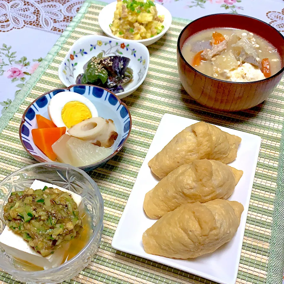 Snapdishの料理写真:晩ご飯。いなり寿司とか色々。|杏さん