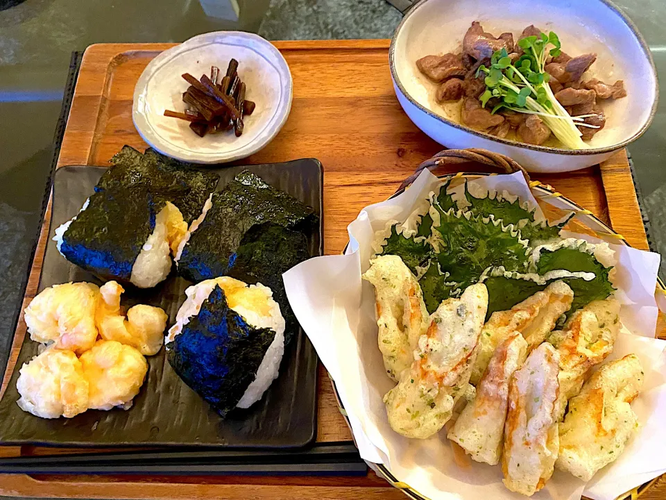 Snapdishの料理写真:今夜の娘の晩酌ご飯✨
海老天むすが食べたいって言っていたので🍙
●海老天むす🍙
●きゃらぶき
●竹輪の磯部揚げと大葉の天ぷら
●砂肝のマヨネーズ炒め|yokoさん