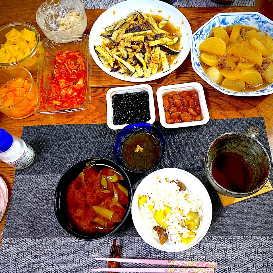 Snapdishの料理写真:栗ごはん、大根と牛バラ肉の煮物、無限茄子、モズクの土佐酢、黒豆と金時豆、漬け物|yakinasuさん