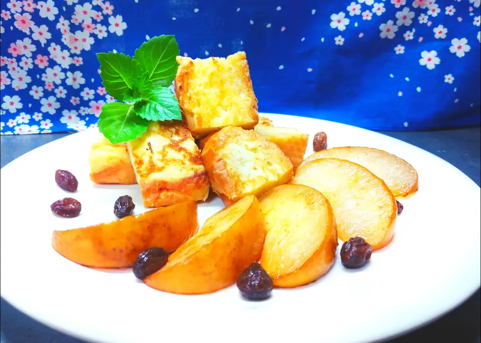 Snapdishの料理写真:🍐梨のソテーとフレンチトースト🥖|ayaさん