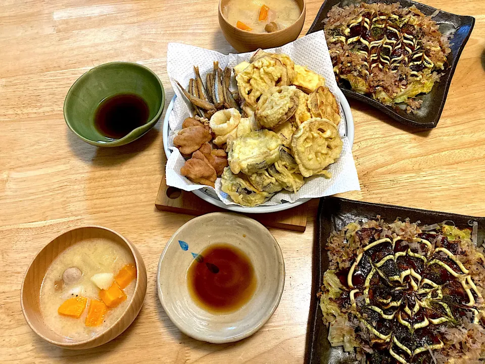 Snapdishの料理写真:お好み焼き、天麩羅盛り合わせ、粕と豆乳のスープ🌝🎶8月最後の晩ごはん〜|さくたえさん