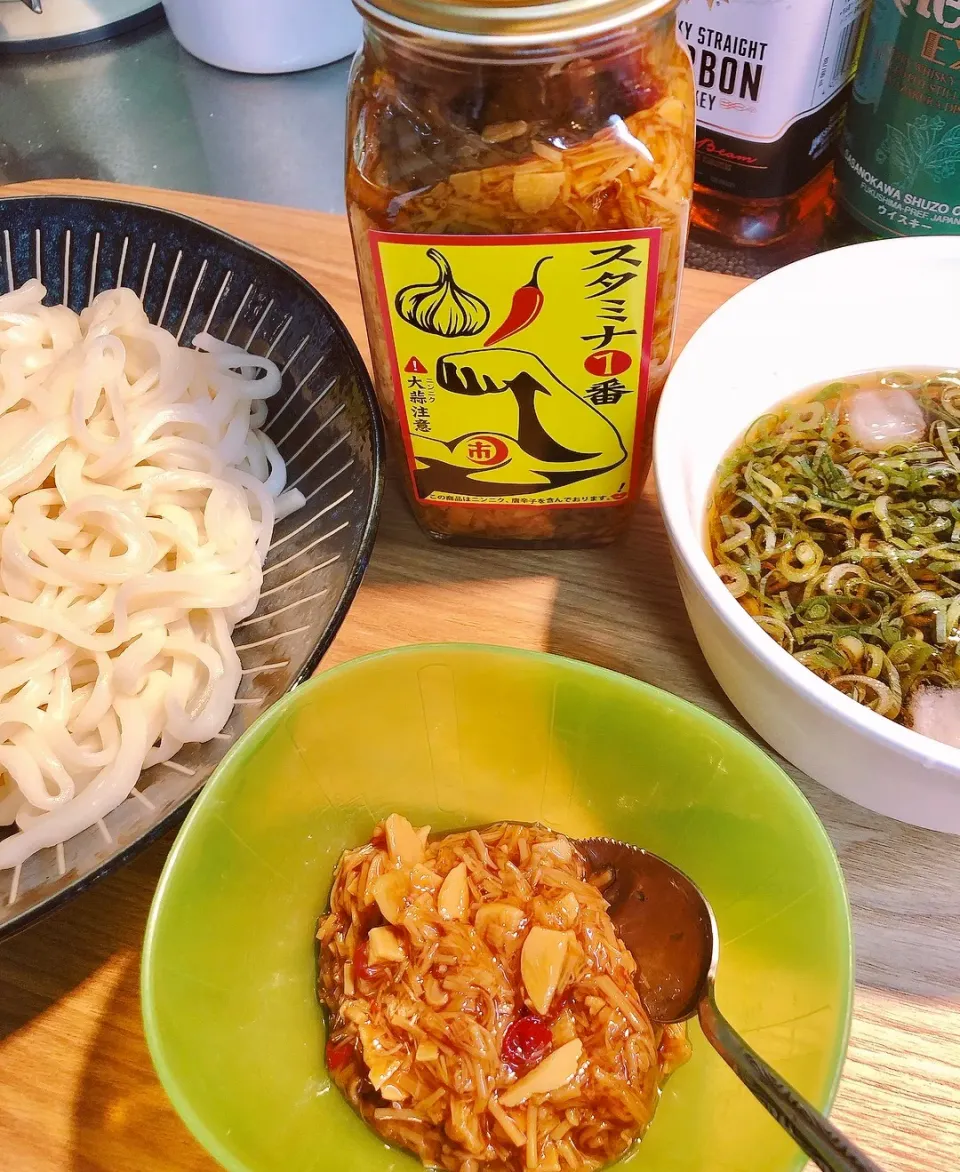 昼は冷やし細うどん。ネギたっぷりつゆとスタミナ1番で元気てんこ盛り🍺ノンアル付き|海斗さん